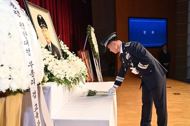제6대 공군참모총장 故 김신 장군 9주기 추모식이 19일 서울 용산구 백범기념관에서 김신장군기념사업회주관으로 개최됐다. 사진은 헌화하고 있는 이영수 공군참모총장. 공군 제공