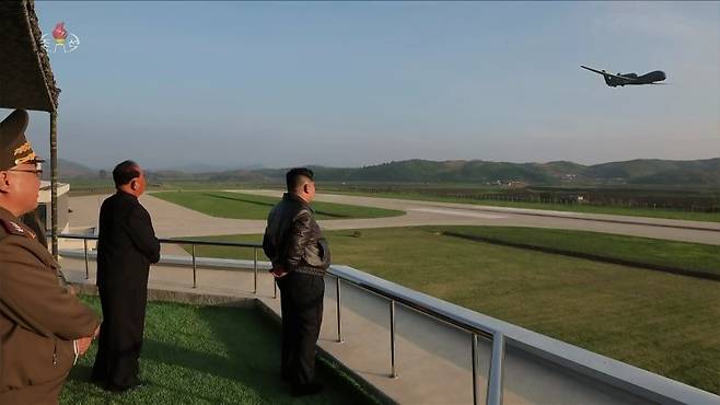 김정은 북한 국무위원장이 지난 15일 제1공군사단 관하 비행연대를 방문해 공군 반항공(방공)전투 및 공습 훈련을 지도했다고 조선중앙TV가 17일 보도했다. 중앙TV가 공개한 사진을 보면 미그(MiG)-29와 수호이(Su)-25 등 북한 공군의 최신 자산이 이날 훈련에 동원됐다. 조선중앙TV 캡처