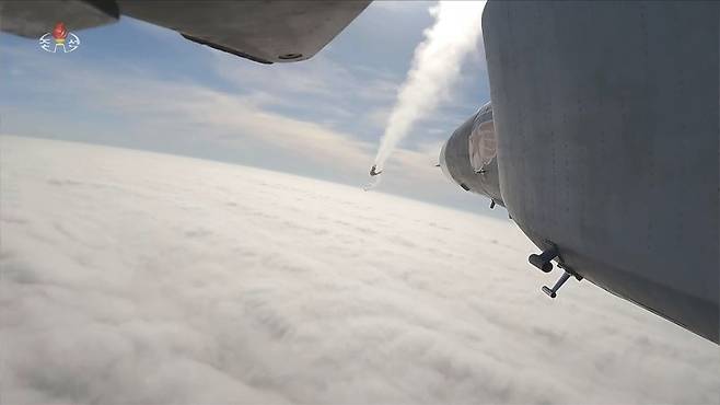 김정은 북한 국무위원장이 지난 15일 제1공군사단 관하 비행연대를 방문해 공군 반항공(방공)전투 및 공습 훈련을 지도했다고 조선중앙TV가 17일 보도했다. 중앙TV가 공개한 사진을 보면 미그(MiG)-29와 수호이(Su)-25 등 북한 공군의 최신 자산이 이날 훈련에 총동원됐다. 조선중앙TV 캡처