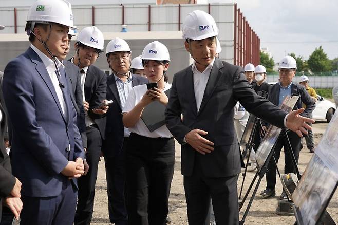 이준석 개혁신당 대통령 후보가 19일 광주 북구에 위치한 더현대광주 예정부지를 찾아 현장 관계자로부터 설명을 듣고 있다. 이준석 캠프 측 제공