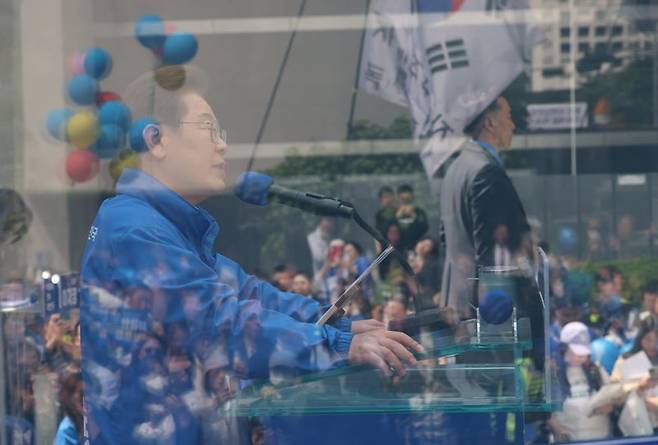 이재명 더불어민주당 대선 후보가 19일 서울 용산역광장에서 유세를 하는 동안 연설대 앞에 방탄 유리가 설치돼 있다. 사진=서동일 기자