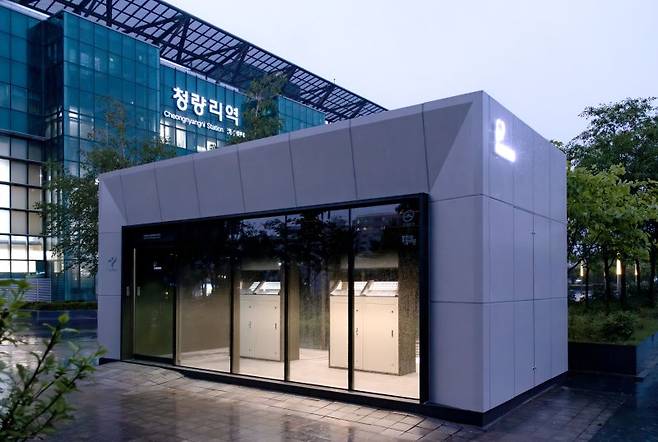 청량리역에 시범설치된 흡연부스 서울시 제공