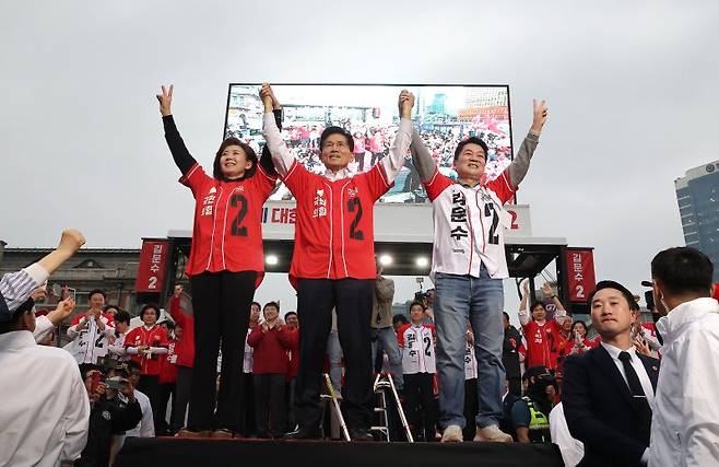 김문수 국민의힘 대선 후보가 19일 저녁 서울역 광장에서 유세를 하고 있다. (공동취재) 뉴시스