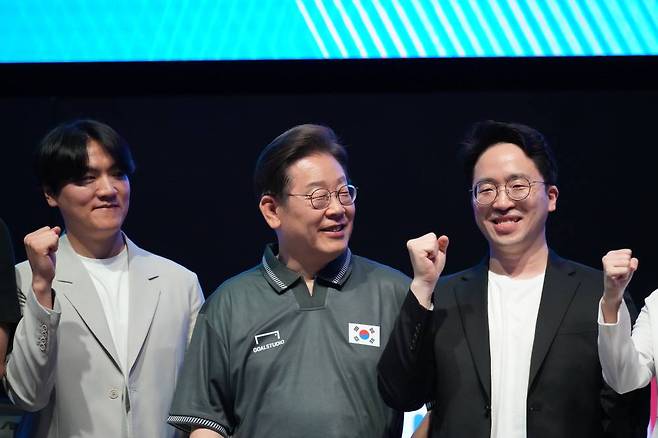 'e스포츠 간담회' 사진(좌 박정석 단장, 가운데 이재명 후보, 우 무릎 배재민 선수 / 출처: 강유정 의원실)