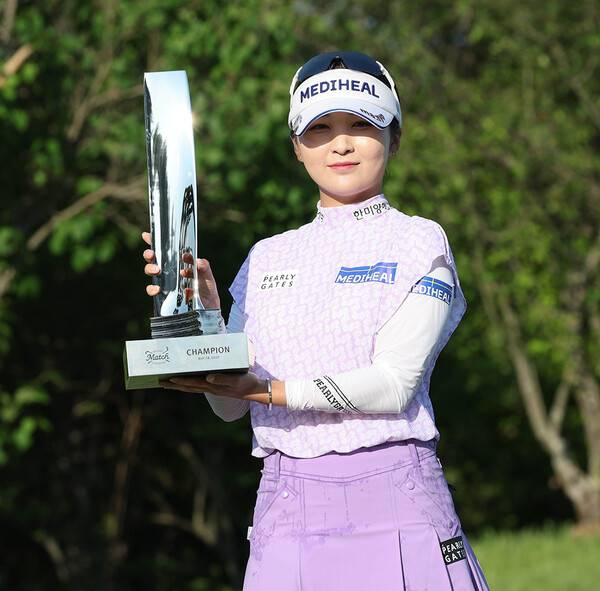 2025년 한국여자프로골프(KLPGA) 투어 제17회 두산 매치플레이 대회 결승전에서 황유민 프로를 제치고 우승을 차지한 이예원 프로가 우승 트로피를 들고 있는 모습이다. 사진제공=KLPGA