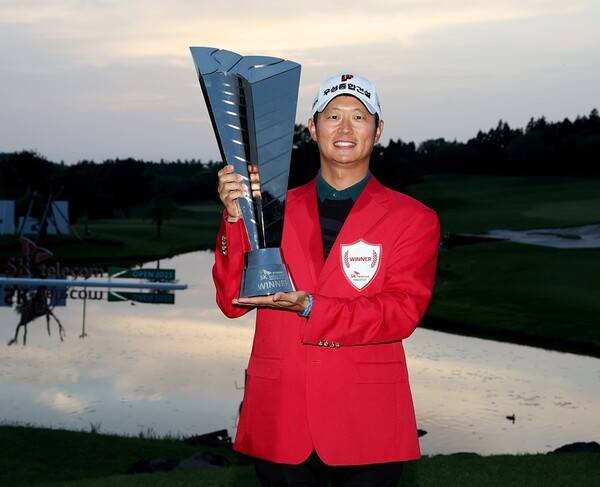 최경주 프로가 호스트로 나선 2025년 한국프로골프(KPGA) 투어 SK텔레콤 오픈 우승을 차지한 엄재웅 프로가 우승 트로피를 들고 있는 모습이다. 사진제공=KPGA