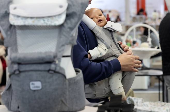경기 고양시 일산 킨텍스에서 열린 제48회 맘앤베이비엑스포에서 관람객들이 아기띠를 체험하고 있다. 2024.11.21. (ⓒ뉴스1, 무단 전재-재배포 금지)
