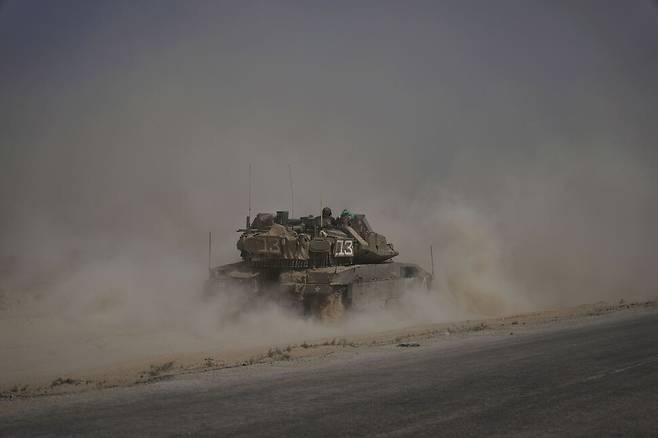 18일 이스라엘군이 가자지구와 국경을 맞댄 남부 이스라엘에서 탱크를 몰고 있다. AP 연합뉴스