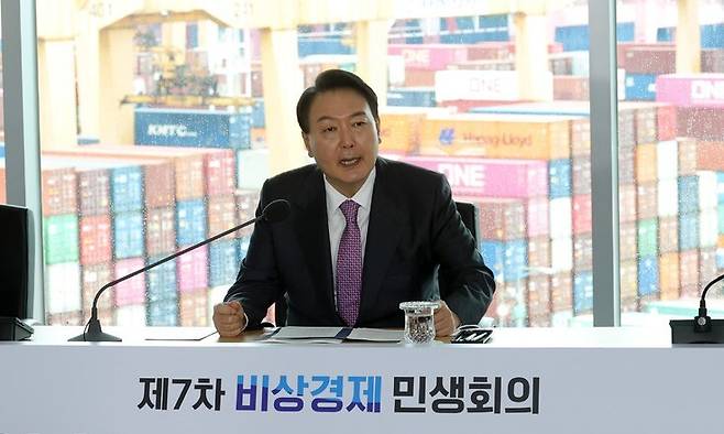 2022년 8월31일 윤석열 당시 대통령이 경남 창원시 진해구 부산신항 한진물류터미널을 방문해 부산신항 시설을 둘러본 뒤 제7차 비상경제민생회의를 주재하고 있다. 대통령실사진기자단