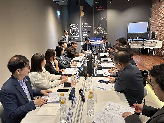 사회적금융포럼이 지난 13일 서울 성수동 메리히어에서 열린 ‘사회적 금융 활성화 정책 간담회’에서 21대 대통령 선거를 앞두고 마련한 정책 제안서를 더불어민주당 사회적경제위원회에 전달했다.