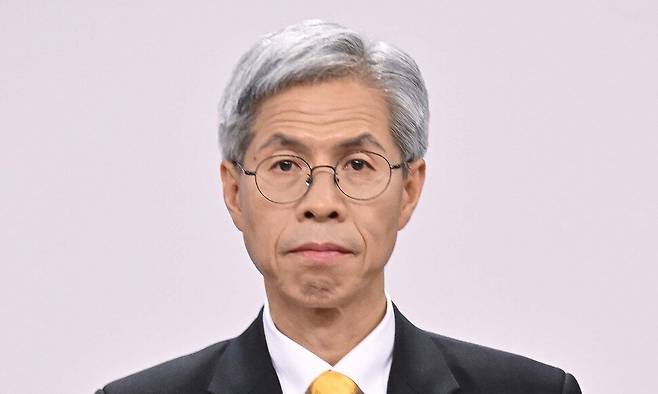 권영국 민주노동당 대통령 후보가 18일 저녁 서울 마포구 상암동 에스비에스(SBS)에서 열린 경제 분야 첫 티브이(TV) 토론회를 준비하고 있다. 국회사진기자단
