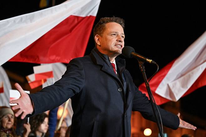 폴란드 대통령 예비 선거에서 1위를 한 바르샤바 시장 라파우 트샤스코프스키가 18일 폴란드 남동부 타르노브젝에서 지역 주민들과 만나고 있다. 대선 결선은 내달 1일 치러질 예정이다. EPA 연합뉴스