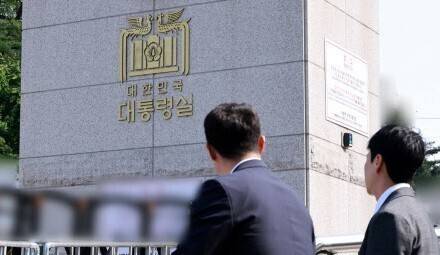 채상병 순직사건 외압 의혹을 수사하는 고위공직자범죄수사처(공수처) 관계자들이 7일 서울 용산 대통령실 민원실을 들어가고 있다. 대통령실사진기자단