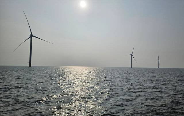 2024년 11월12일 오후 전남 신안군 자은도 북서쪽 해상에 설치된 해상풍력발전 터빈이 햇살을 받고 있다. 전남도 제공