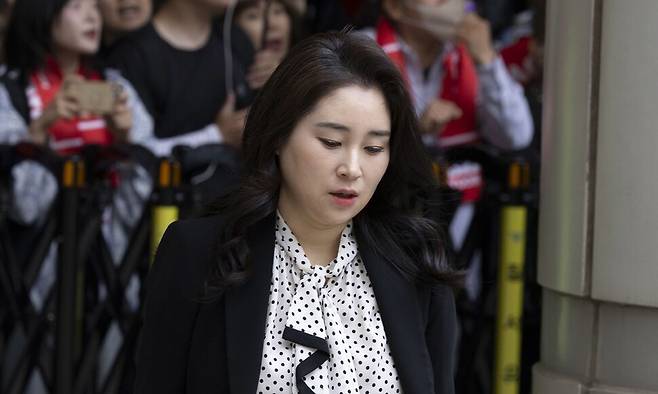 윤석열 전 대통령의 변호인단인 김계리 변호사가 19일 서울 서초구 중앙지방법원에서 열린 내란 우두머리 혐의, 직권남용 권리행사방해 혐의 사건 4차 공판에 출석하기 위해 법정으로 향하고 있다. 공동취재 사진