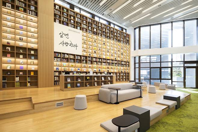 도서관 2층 종합자료실에 있는 ‘과학자 최재천의 서재’는 도서관 홍보대사로 활동 중인 최 교수가 기증한 도서 1200여 권을 토대로 꾸며진 서가다.