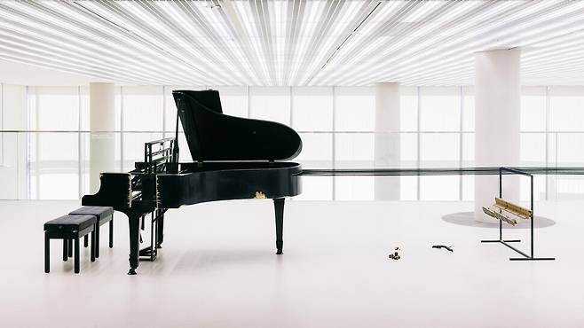 서울 평창동 서울시립미술아카이브에서 지난 3월부터 열리고 있는 기획전 ‘우리는 끊임없이 다른 강에 스며든다’의 전시장 모습. 낡은 피아노를 활용한 권은비 작가의 설치 작품 ‘폐허의 잔해로 직조한 시’가 보인다. 서울시립미술관 제공