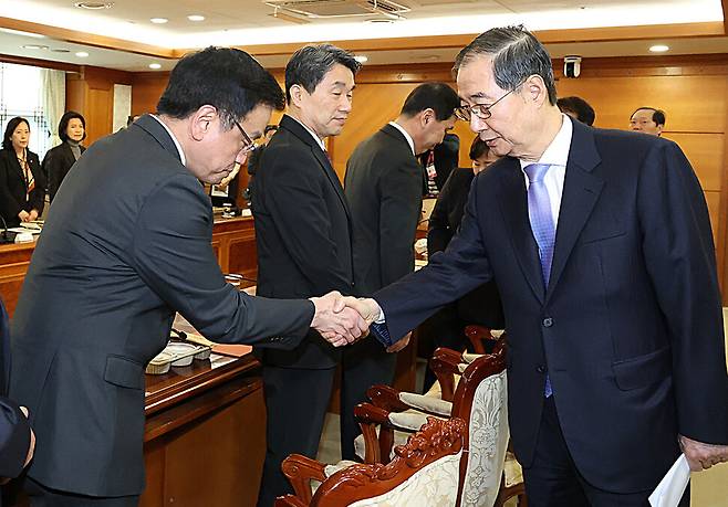 2025년 3월24일 헌법재판소의 탄핵 기각 결정에 따라 대통령 권한대행으로 복귀한 한덕수 국무총리가 서울 종로구 정부서울청사에서 열린 국무위원 간담회에 참석해 직전까지 대통령 권한대행을 맡았던 최상목 경제부총리와 악수하고 있다. 두 사람은 모두 기재부 출신이다. 대통령실 사진기자단