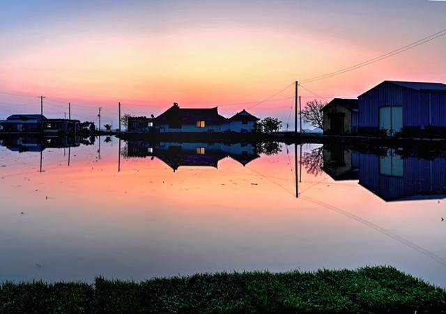 충남 당진시 우강면의 모내기철은 논마다 물이 가득 차면 주변 집들이 물에 비쳐 마치 수면 위에 떠 있는 듯한 신비로운 모습을 연출한다.
