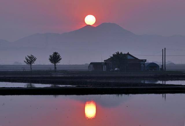 충남 당진시 우강면의 모내기철은 논마다 물이 가득 차면 주변 집들이 물에 비쳐 마치 수면 위에 떠 있는 듯한 신비로운 모습을 연출한다.