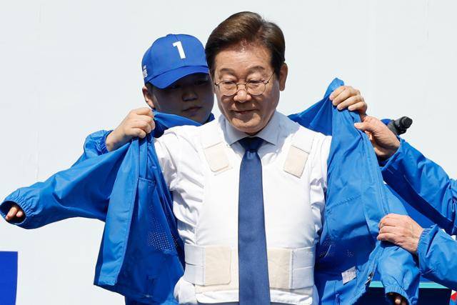 이재명 더불어민주당 대선 후보가 12일 서울 광화문 청계광장에서 열린 중앙선대위 출정식 및 첫 유세에서 방탄복 위에 선대위 점퍼를 입고 있다. 공동취재