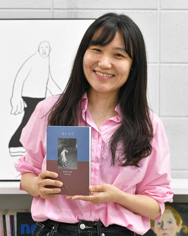 안희연 시인이 '줍는 순간'을 들고 있다. 여행지에서의 '줍는 순간'이 그를 시인으로 만들었다. 남동균 인턴기자