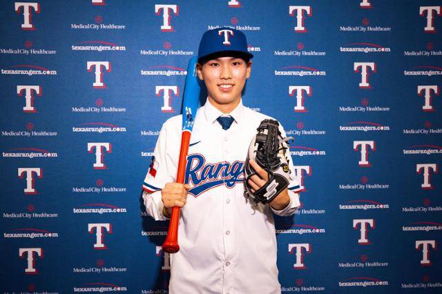 광주일고 투수 겸 내야수 김성준이 19일 미국 텍사스주 알링턴 글로브 라이프 파크에서 열린 텍사스 입단식에서 포즈를 취하고 있다.김성준은 내년 고등학교 졸업 후 텍사스에 합류할 예정이다. 리코스포츠에이전시 제공