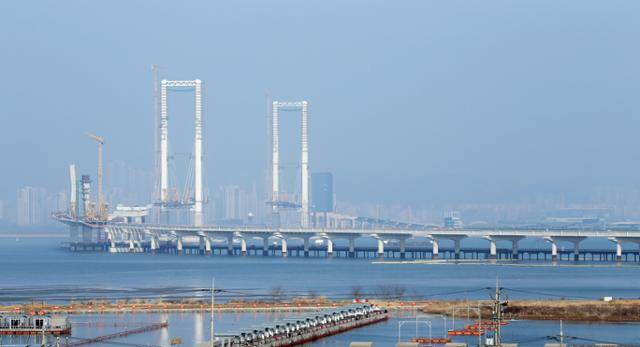 인천 중구 영종국제도시와 서구 청라국제도시를 연결하는 제3연륙교는 공정률은 현재 80% 수준이다. 인천경제자유구역청 제공