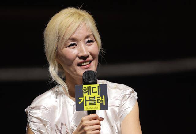 주인공 헤다 역을 맡은 배우 이혜영이 19일 오후 서울 중구 명동예술극장에서 열린 국립극단 연극 헤다 가블러 기자간담회에서 질문에 답하고 있다. 뉴스1