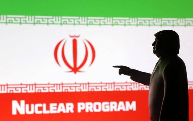 도널드 트럼프 미국 대통령과 이란 국기, 'Nuclear Program'을 묘사한 3D 프린팅 미니어처 모형. 로이터 연합뉴스
