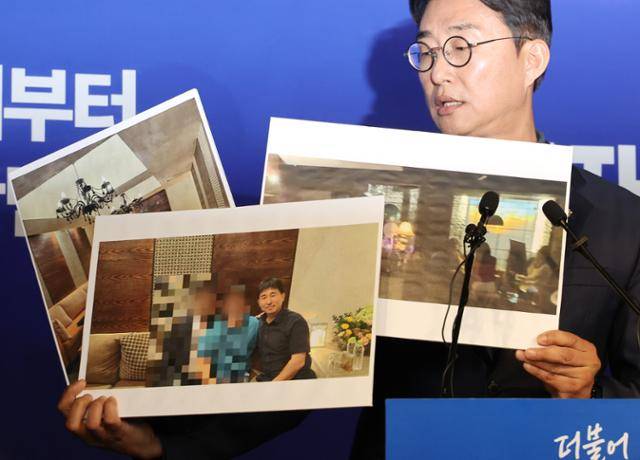 노종면 더불어민주당 선대위 대변인이 19일 서울 여의도 당사에서 지귀연 서울중앙지법 부장판사가 유흥업소에서 접대받았다는 의혹을 제기하며 관련 사진을 공개하고 있다. 연합뉴스