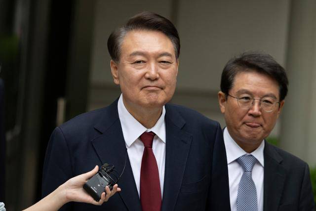 윤석열 전 대통령이 19일 서울 서초구 서울중앙지법에서 열린 내란 우두머리 혐의, 직권남용 권리행사방해 혐의 사건 4차 공판을 마친 후 취재진의 질문을 받으며 이동하고 있다. 연합뉴스