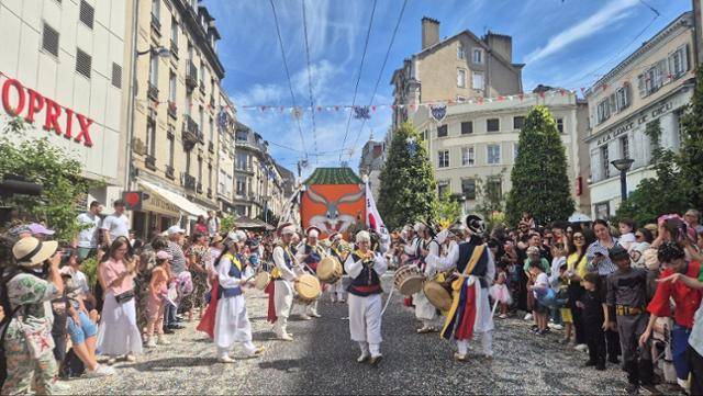 이천통신사가 프랑스 리모주시의 대표적인 축제인 거리 퍼레이드에서 한국의 전통공연을 펼쳐 보이고 있다. 이천시 제공