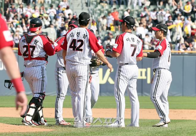 18일 오후 잠실야구장에서 열린 2025 프로야구 KT와 LG 경기. LG가 5-1 승리했다. 경기종료후 선수들이 승리를 자축하고있다. 잠실=정시종 기자 capa@edaily.co.kr /2025.05.18.