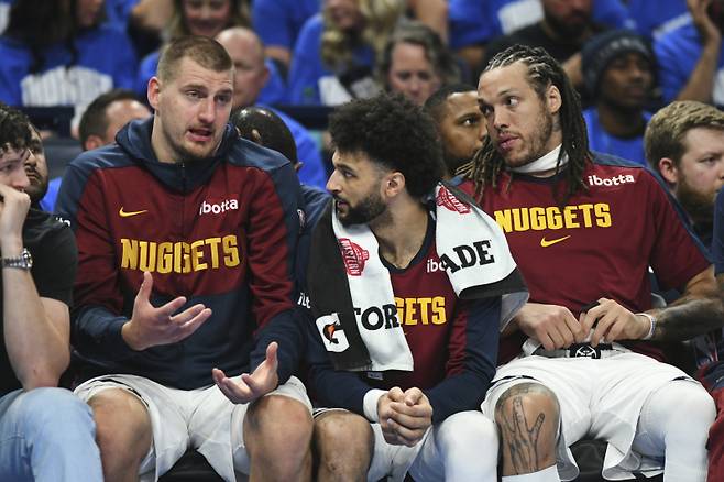 <yonhap photo-3207=""> Denver Nuggets' Nikola Jokic, left, Jamal Murray, center, and Aaron Gordon, right, talk as they sit on the bench late in the second half of Game 7 in the Western Conference semifinals of the NBA basketball playoffs against the Oklahoma City Thunder, Sunday, May 18, 2025, in Oklahoma City. (AP Photo/Kyle Phillips)/2025-05-19 07:34:16/ <저작권자 ⓒ 1980-2025 ㈜연합뉴스. 무단 전재 재배포 금지, AI 학습 및 활용 금지></yonhap>
