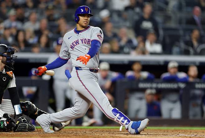 <yonhap photo-3543="">소토가 18일(한국시간) 양키스타디움에서 열린 뉴욕 양키스와 경기에서 타격하고 있다. AFP=연합뉴스</yonhap>