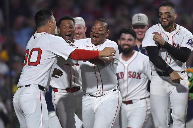 <yonhap photo-3869="">자리를 내주고 방황했던 데버스가 강타자 본능을 되찾았다. 사진은 데버스가 18일(한국시간) 애틀랜타전에서 끝내기 홈런을 치고 좋아하는 모습. (AP Photo/Steven Senne)/2025-05-18 11:37:39/ <저작권자 ⓒ 1980-2025 ㈜연합뉴스. 무단 전재 재배포 금지, AI 학습 및 활용 금지></yonhap>