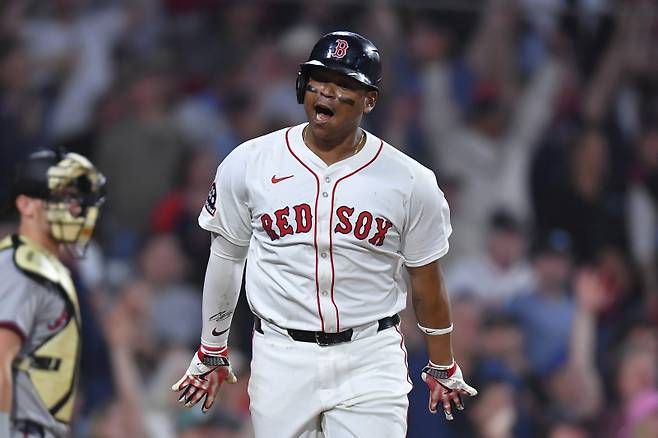 <yonhap photo-3952=""> Boston Red Sox's Rafael Devers, right, reacts as he runs the bases after hitting a walkoff home run in the ninth inning of a baseball game against the Atlanta Braves, Saturday, May 17, 2025, in Boston. (AP Photo/Steven Senne)/2025-05-18 12:15:34/ <저작권자 ⓒ 1980-2025 ㈜연합뉴스. 무단 전재 재배포 금지, AI 학습 및 활용 금지></yonhap>