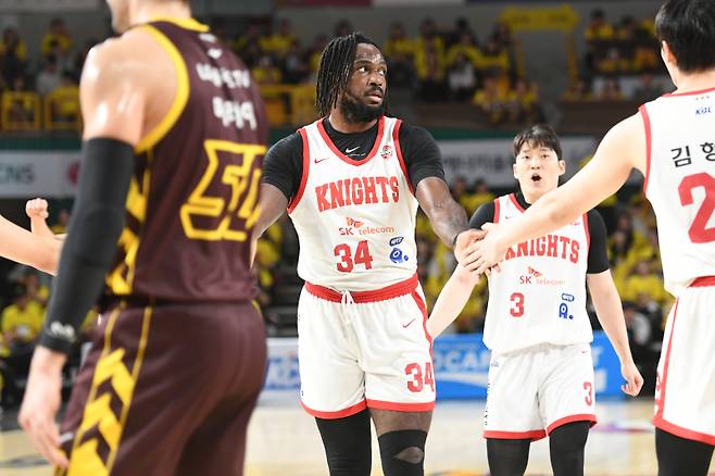 15일 창원체육관에서 열린 LG와 SK의 2024~25 프로농구 챔프전 6차전. SK 워니가 득점 후 동료들과 하이파이브하고 있다. 사진=KBL