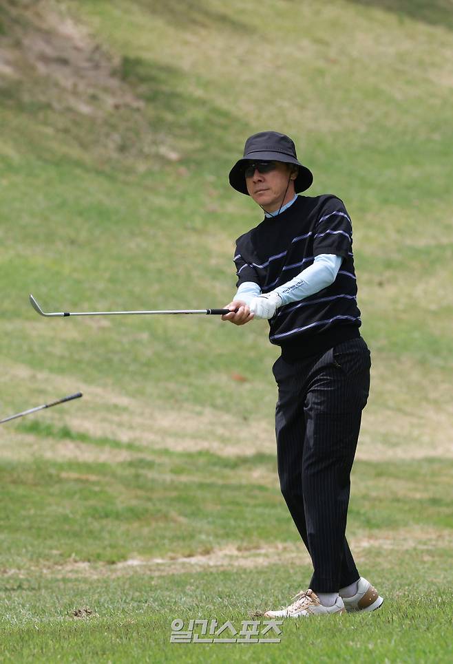 대한축구협회, 한국프로축구연맹, 울산 HD, 포항스틸러스가 주최하고 일간스포츠, 스포츠서울, 스포츠조선, 스포츠경향, 스포츠동아, 세계비즈앤스포츠월드 등 스포츠전문 미디어 6개사가 후원하는 ‘2025년 축구인 골프대회’가 19일 경기도 용인 코리아CC에서 열렸다. 신태용 축구협회부회장이 샷하고 있다. 용인=정시종 기자 capa@edaily.co.kr /2025.05.19.