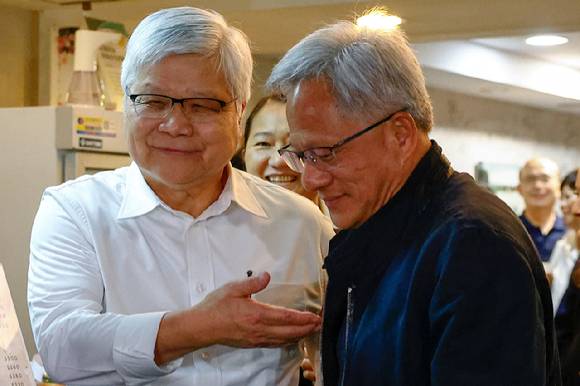 젠슨 황 엔비디아 CEO와 웨이저자 TSMC 회장이 지난 17일 대만 타이베이의 한 레스토랑 밖에서 미디어, 지지자들과 소통하고 있다. [사진=연합뉴스-로이터]