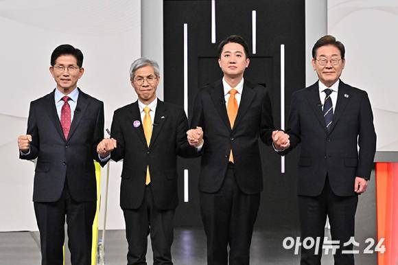 (오른쪽부터) 이재명 더불어민주당·이준석 개혁신당·권영국 민주노동당·김문수 국민의힘 대선 후보가 지난 18일 서울 상암동 SBS 프리즘센터 스튜디오에서 열린 중앙선거방송토론위원회 주관 제21대 대선 1차 후보자 토론회에서 기념 촬영을 하고 있다. [사진=국회사진취재단]