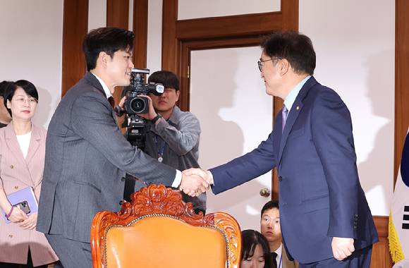 우원식 국회의장(오른쪽)이 19일 국회에서 예방한 국민의힘 김용태 비상대책위원장과 인사하고 있다. [사진=연합뉴스]