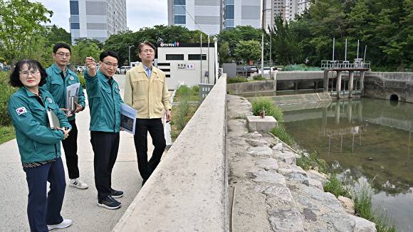 김이강 서구청장(오른쪽)이 여름철 자연재난에 대비해 재난취약지역 현장 안전점검을 진행하고 있다. [사진=광주시 서구]