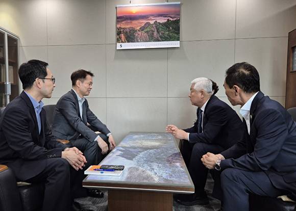 황인홍 무주군수가 환경부 차관을 만나 지역현안 사업을 설명하고 있다. [사진=무주군 ]