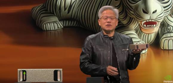 젠슨 황 엔비디아 최고경영자(CEO)가 19일 타이베이 뮤직센터에서 열린 기조연설에서 DGX 스파크를 소개하고 있다. [사진=엔비디아 유튜브 캡처]