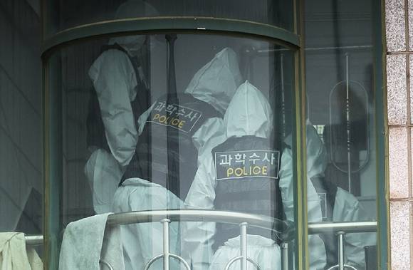 19일 경기 시흥의 편의점과 체육공원 등에서 50대 중국동포가 시민 2명을 잇달아 흉기로 찌르는 사건이 발생했다. 편의점 인근 건물에서 과학수사대원들이 감식을 위해 이동하는 모습. 2025.5.19 [사진=연합뉴스]