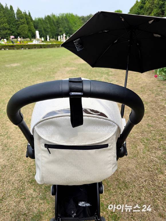 요요3 뒷모습. 유아 확인창과 수납공간이 위치한다. [사진=구서윤 기자]