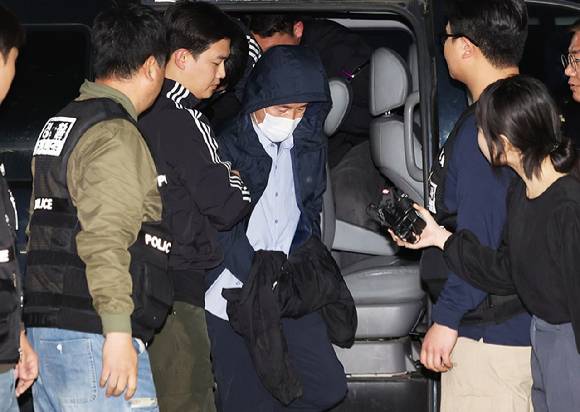 시흥 흉기사건의 용의자인 차철남이 19일 경찰에 긴급체포돼 경기 시흥경찰서로 압송되고 있다. 2025.05.19 [사진=연합뉴스]