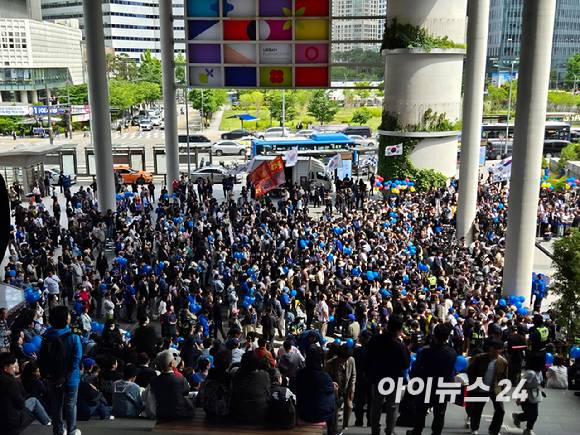 이재명 더불어민주당 대선 후보가 19일 서울 용산역 광장에서 유세를 펼치고 있다. [사진=김주훈 기자]